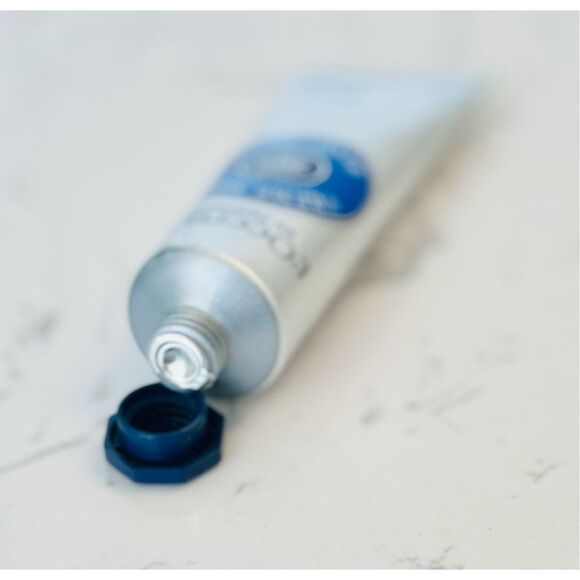 L'Occitane En Provence Dry Skin Hand Cream Shea Butter 1 oz Manicure Creme - Picture 3 of 3